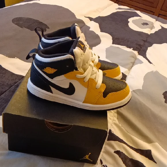 Jordan Kids High-Top Sneakers - Yellow, Black, White